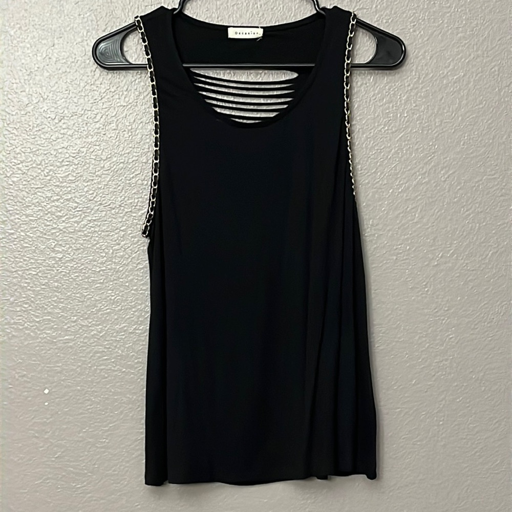 Occasion Large top with chain detail and vents on back